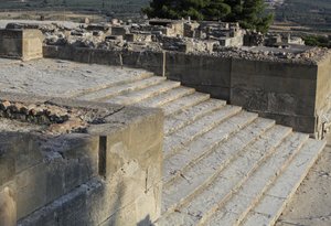 Minojskie stanowisko archeologiczne Fajstos. Schody zaczynają się na zachodnim dziedzińcu i prowadzą do Propylei, głównego i najbardziej imponującego wejścia do nowego pałacu (1700-1450 pne). Fajstos, Kreta. autorstwa Minoan
