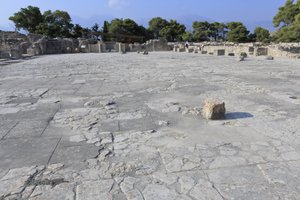 Minojskie stanowisko archeologiczne w Fajstos. Dziedziniec centralny, podstawowy element architektoniczny pałacu Minoen. Jest to rdzeń, wokół którego osadzone są różne skrzydła. Ten centralny dwór został zbudowany w czasach starego pałacu (1900-1700 pne).  autorstwa Minoan