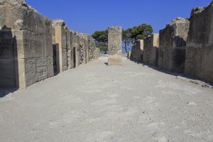 Minojskie stanowisko archeologiczne w Fajstos. Zachodnie czasopisma. Duży zespół magazynów pałacowych. Składa się z przedpokoju, korytarza magazynów i samych magazynów. Na prawo i lewo od korytarza znajdowało się 11 magazynów, w których t autorstwa Minoan