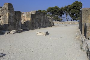 Minojskie stanowisko archeologiczne w Fajstos. Zachodnie czasopisma. Duży zespół magazynów pałacowych. Składa się z przedpokoju, korytarza magazynów i samych magazynów. Na prawo i lewo od korytarza znajdowało się 11 magazynów, w których t autorstwa Minoan