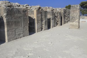 Minojskie stanowisko archeologiczne w Fajstos. Zachodnie czasopisma. Duży zespół magazynów pałacowych. Składa się z przedsionka, korytarza magazynów i samych magazynów. Na prawo i lewo od korytarza znajdowało się 11 magazynów, w których t autorstwa Minoan