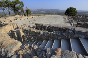Minojskie stanowisko archeologiczne w Fajstos. Widok na dziedziniec centralny ze skrzydła północnego. Dwór centralny był podstawowym elementem architektonicznym pałacu Minoen. Jest to rdzeń, wokół którego osadzone są różne skrzydła. Ten centralny dwór zost autorstwa Minoan
