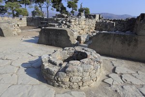 Minojskie stanowisko archeologiczne w Fajstos. część kompleksu północno-wschodniego. Zespół czterech pomieszczeń bezpośrednio przylegających do starego pałacu. Te pomieszczenia służyły do przechowywania cennych naczyń rytualnych. Odnaleziono jej słynny „dy autorstwa Minoan