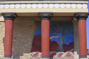 Stanowisko archeologiczne Minoen w Knossos. Wejście północne, Sala z filarem północnym. Bastion zrekonstruowany przez Arthura Evansa, w którym umieścił kopię odrestaurowanego płaskorzeźbionego fresku z bykiem. Knossos, Kreta. autorstwa Minoan