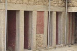Stanowisko archeologiczne Minoen w Knossos. Skrzydło zachodnie obok „”trójstronnej kapliczki””. Pomieszczenie z dwoma dużymi prostokątnymi repozytoriami zatopionymi w podłodze. Były pełne glinianych wazonów i cennych beczek, wśród których znalazły się słyn autorstwa Minoan