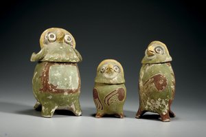 Trzy naczynia z polichromowaną terakotą Mixtec, ok. 900-1200