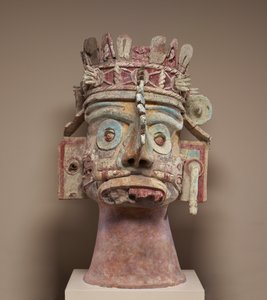 Głowa boga deszczu Tlaloc, późny okres postklasyczny, ok. 1300-1521 (ceramika, tufa, sztukaterie i farby)