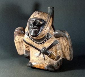 Sztuka przedkolumbijska, kultura Mochica (Moche): waza o antropomorficznej formie przedstawiająca skrzydło człowieka. 100 pne-800 ne. Lima, Narodowe Muzeum Antropologii i Archeologii, Peru