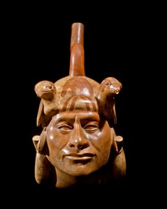 Sztuka przedkolumbijska, cywilizacja Mochique (brzydka, Mochica): antropomorficzna waza przedstawiająca twarz przywódcy. 200 pne-700 ne. Lima, Narodowe Muzeum Antropologii i Archeologii, Peru - Sztuka prekolumbijska, kultura Moche (200 - 700 ne): antropomo