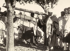 Budowanie imperium w epoce faszystowskiej: dzwony abisyńskie, 09.05.1936 (zdjęcie czarno-białe) autorstwa Modestino Baldinetti