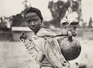 „Budowanie imperium” w epoce faszystowskiej: Abisyńska dziewczyna, 09.05.1936 (zdjęcie czarno-białe) autorstwa Modestino Baldinetti