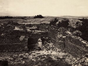 Budowanie imperium w epoce faszystowskiej: ruiny Aksum Świątyni Słońca w Adulis, 09.05.1936 (zdjęcie czarno-białe) autorstwa Modestino Baldinetti