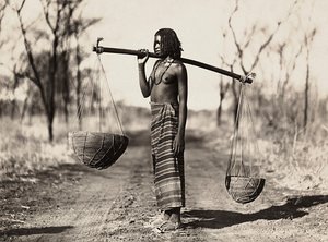 „Budowanie imperium” w epoce faszystowskiej: Cunama kobieta niosąca wodę, 09.05.1936 (zdjęcie czarno-białe) autorstwa Modestino Baldinetti