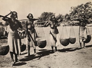 Budowanie imperium w epoce faszystowskiej: kobiety Cunama niosące wodę, 09.05.1936 (zdjęcie czarno-białe) autorstwa Modestino Baldinetti