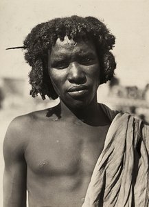 „Budowanie imperium” w epoce faszystowskiej: młodzież Cunamy, 09.05.1936 (zdjęcie czarno-białe) autorstwa Modestino Baldinetti