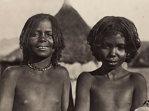 Budowanie imperium w epoce faszystowskiej: dziewczyny Marii w Erytrei, 09.05.1936 (zdjęcie czarno-białe)