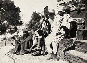 „Budowanie imperium” w epoce faszystowskiej: tubylcy Meschin, 09.05.1936 (zdjęcie czarno-białe) autorstwa Modestino Baldinetti