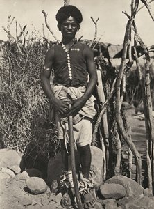 „Budowanie imperium” w epoce faszystowskiej: człowiek z Cunamy, 09.05.1936 (zdjęcie czarno-białe) autorstwa Modestino Baldinetti