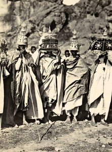 „Budowanie imperium” w epoce faszystowskiej: grupa księży abisyńskich, 09.05.1936 (zdjęcie czarno-białe) autorstwa Modestino Baldinetti