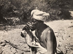 „Budowanie imperium” w epoce faszystowskiej: nomada pijący herbatę, 09.05.1936 (zdjęcie czarno-białe) autorstwa Modestino Baldinetti