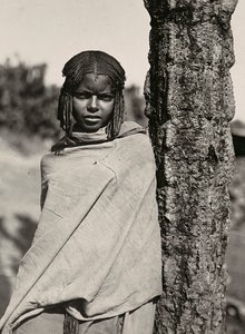 Budowanie imperium w epoce faszystowskiej: kobieta z plemienia Bilen, 09.05.1936 (zdjęcie czarno-białe) autorstwa Modestino Baldinetti