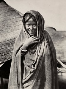 Budowanie imperium w epoce faszystowskiej: kobieta z plemienia Habab, 09.05.1936 (zdjęcie czarno-białe) autorstwa Modestino Baldinetti