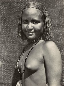 „Budowanie imperium” w epoce faszystowskiej: dziewczyna Habab, 09.05.1936 (zdjęcie czarno-białe)
