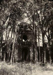 Budowanie imperium w epoce faszystowskiej: wejście do domu przyjemności króla Fasil, 09.05.1936 (zdjęcie czarno-białe) autorstwa Modestino Baldinetti