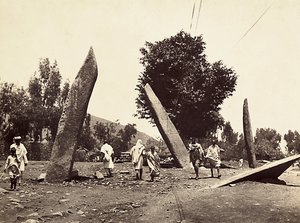 Budowanie imperium w epoce faszystowskiej: miejsce, na którym kiedyś stał obelisk z Aksum, teraz przeniesiony do Rzymu, 09.05.1936 (zdjęcie czarno-białe) autorstwa Modestino Baldinetti