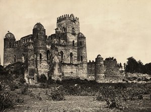 „Budowanie imperium” w epoce faszystowskiej: Zamek króla Fasiladasa w Gondar, Etiopia, 09.05.1936 (zdjęcie czarno-białe) autorstwa Modestino Baldinetti