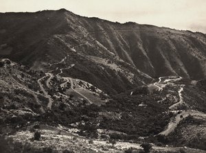 „Budowanie imperium” w epoce faszystowskiej: droga na wzgórzach Massaua-Asmara, 09.05.1936 (zdjęcie czarno-białe) autorstwa Modestino Baldinetti