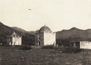 „Budowanie imperium” w epoce faszystowskiej: grób świętych muzułmanów, 09.05.1936 (zdjęcie czarno-białe) autorstwa Modestino Baldinetti