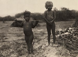 Budowanie imperium w epoce faszystowskiej: dwoje dzieci z plemienia Habab, 09.05.1936 (zdjęcie czarno-białe) autorstwa Modestino Baldinetti