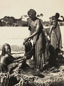 Budowanie imperium w epoce faszystowskiej: kobiety z plemienia Beni-Amer przy studni, 09.05.1936 (zdjęcie czarno-białe)