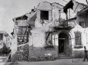 Bombardowania Sermide: dom poważnie uszkodzony podczas II wojny światowej. Widać część elewacji autorstwa Modestino Baldinetti