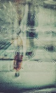 Refleksje z deszczowej ulicy autorstwa Molly Fu APA