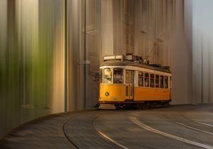 Żółty tramwaj w ruchu autorstwa Molly Fu APA