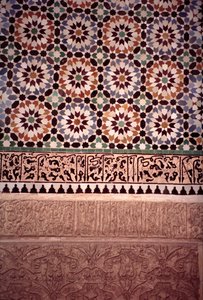 Dolna ściana dziedzińca głównego, zbudowana przez Saadytów w 1565 r. (kafelki zellij i sztukaterie) autorstwa Moroccan School