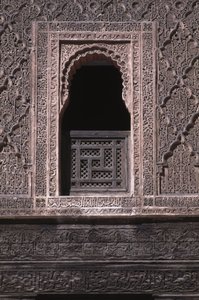Widok okna na dziedzińcu Medersy Ali ben Youssef, zbudowanej przez Saadytów w 1565 roku (drewno cedrowe i sztukaterie)