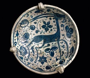 Art mudejar: ceramiczny puchar azul, ozdobiony jeleniem z Paterny, Manises (w stylu hiszpańsko-mauretańskim). XIV lub XV-wieczna Barcelona. Muzeum Ceramiki w Barcelonie, Hiszpania autorstwa Mudejar School