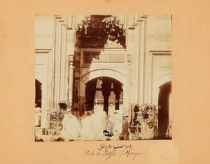 Brama Safa, jedna z grupy fotografii Mekki i świętych miejsc islamu, ok. 1879-80 (druk albumowy) autorstwa Muhammad Sadiq Bey
