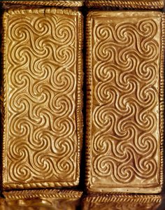Sztuka mykeńska: fragment drewnianej kasety pokrytej złotymi listkami zdobiącymi spirale z grobowca V, Mykeny. XVI w. p.n.e. Ateny, Narodowe Muzeum Archeologiczne autorstwa Mycenaean