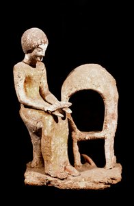 Sztuka mykeńska: postać kobieca w piecu trzymająca w ręku bochenek chleba. XVI w. p.n.e. Strasburg, muzeum archeologiczne autorstwa Mycenaean