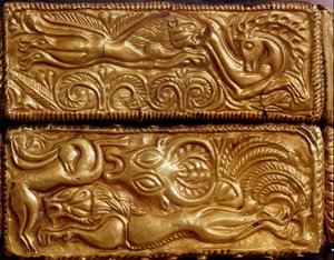 Sztuka mykeńska: „” lew polujący na jelenie w lesie””” fragment drewnianej kasety pokrytej złotymi liśćmi z grobowca V, Mykeny. XVI w. p.n.e. Ateny, Narodowe Muzeum Archeologiczne autorstwa Mycenaean