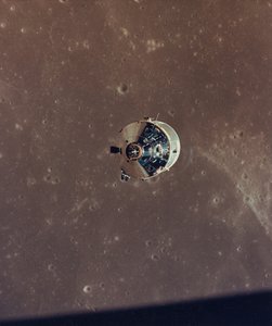 Moduły dowodzenia i obsługi Apollo 11 sfotografowane z modułu księżycowego na orbicie, 1969. autorstwa NASA Images