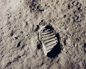 Odcisk buta Apollo 11 na Księżycu, lipiec 1969. autorstwa NASA Images