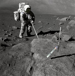 Apollo 17 - NASA, 1972. autorstwa NASA Images
