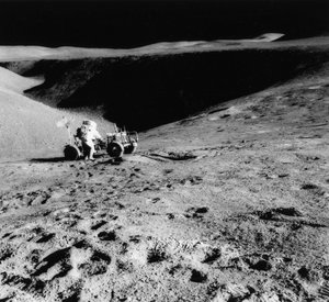 Astronauta David Scott b1932 na zboczu delty Hadley podczas Apollo 15, 1971.