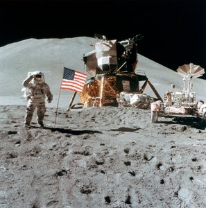 Astronauta James Irwin 1930-1991 oddaje cześć Księżycowi, 1971.