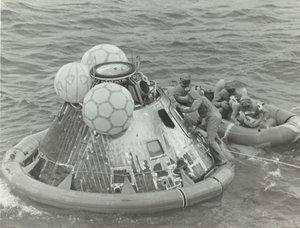 [Astronauci w łodzi ratunkowej po rozprysku Apollo 11], 1969.